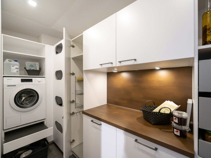 Linke Seitenanansicht der Speisekammer mit Arbeitsfläsche und Waschmaschine